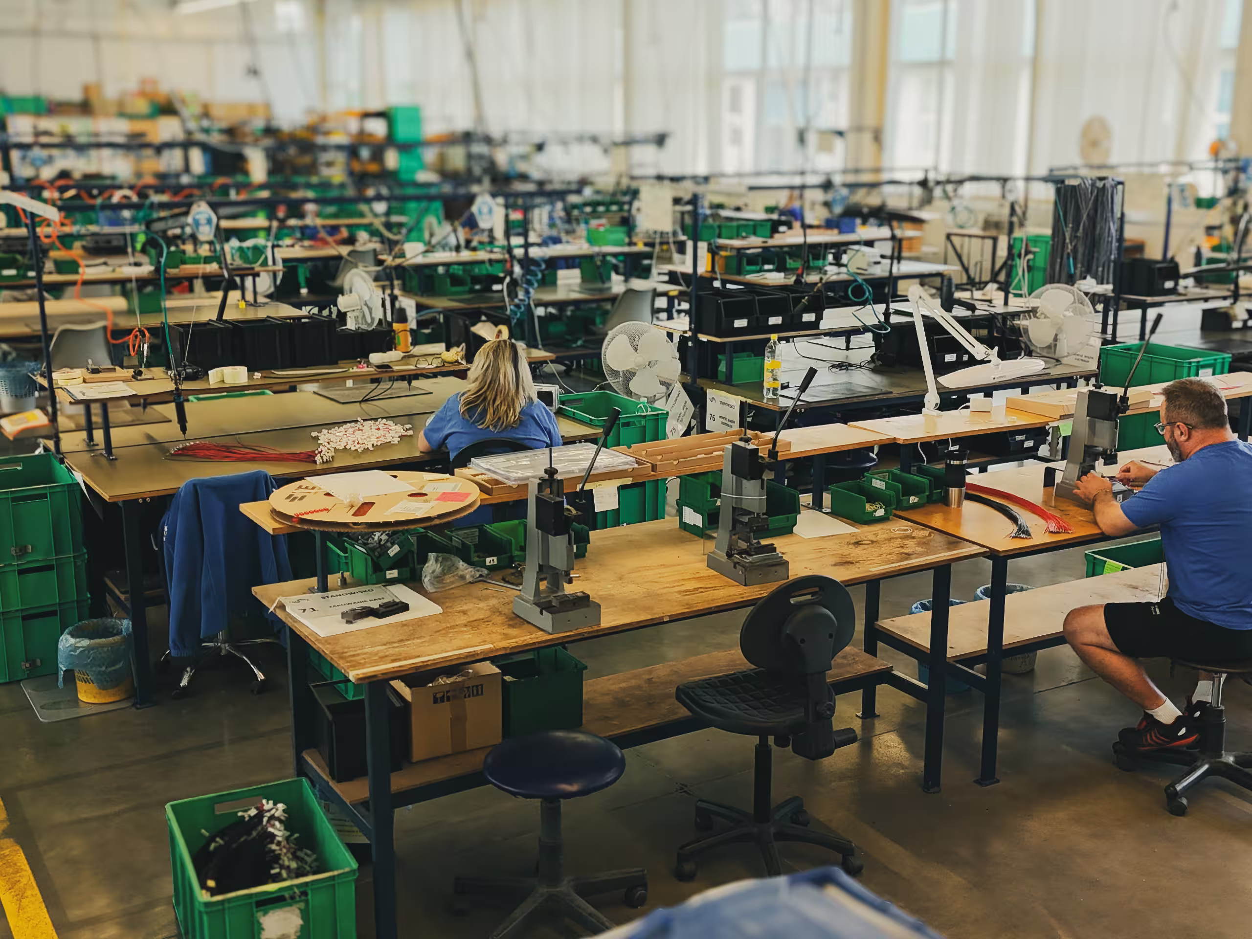 Kontrola jakości podczas montażu wiązek elektrycznych w Starpol