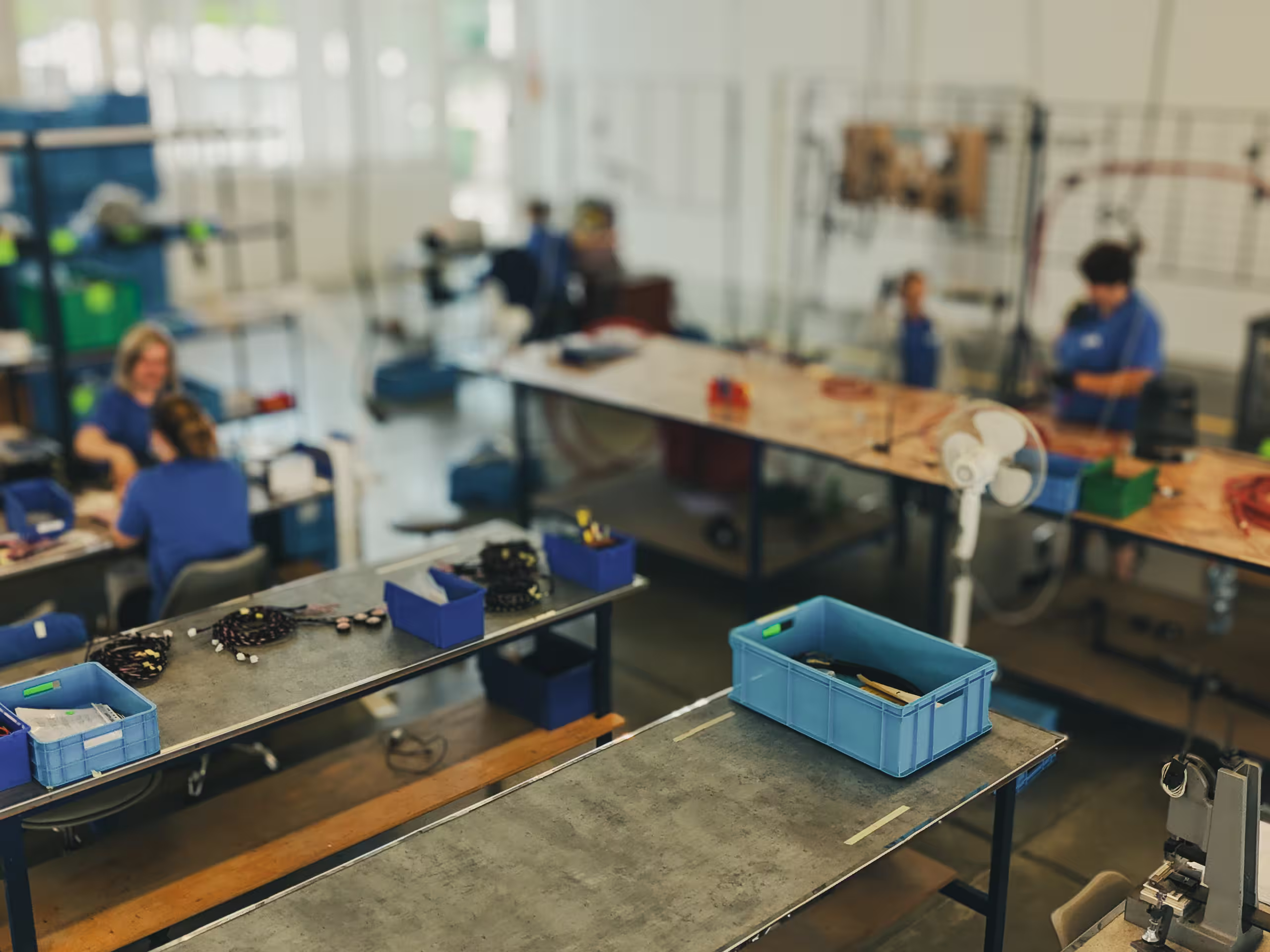 pracownik-montaz-wiazek-elektrycznych-starpol