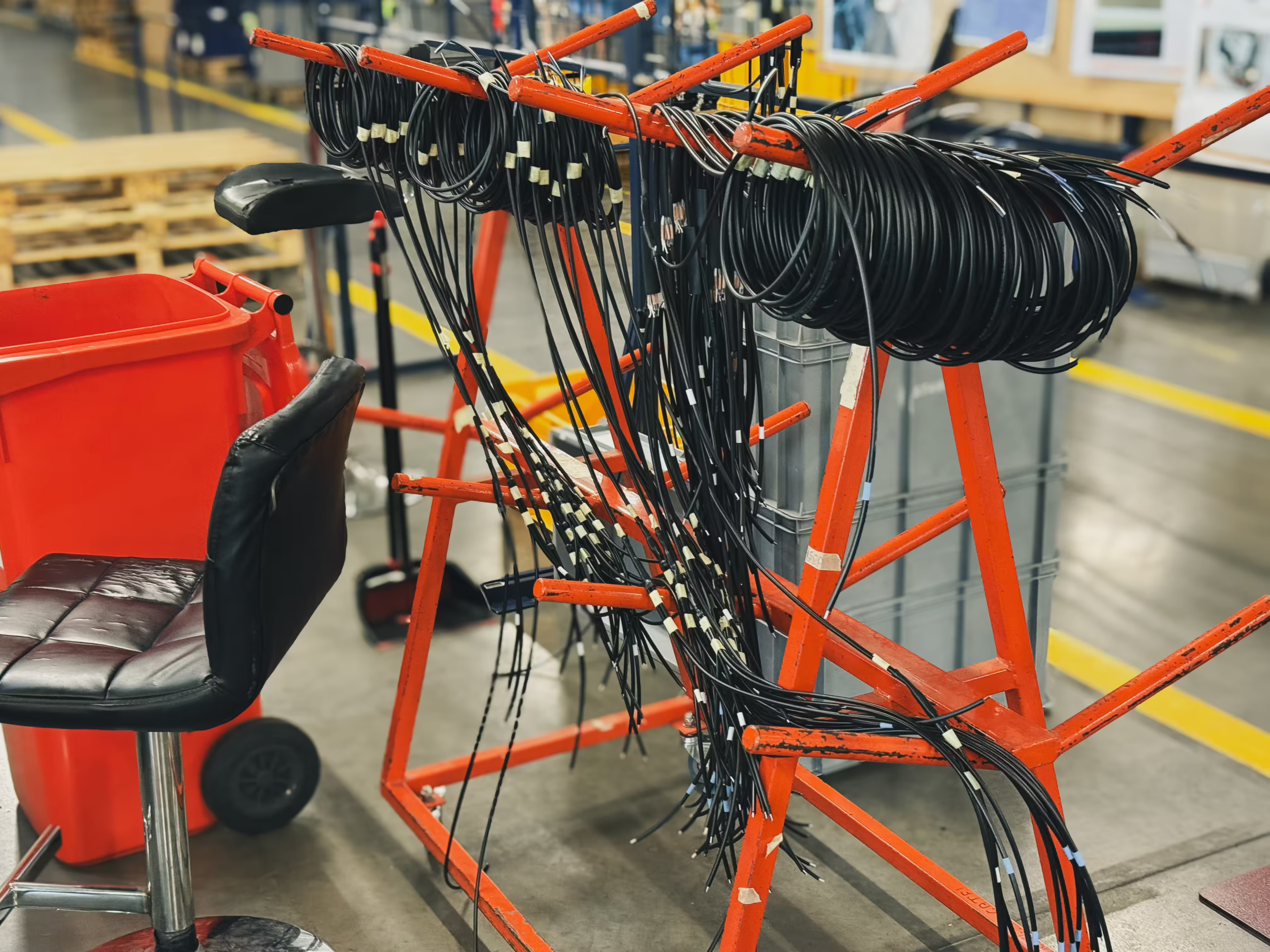 Wieszak z gotowymi wiązkami elektrycznymi po montażu w Starpol