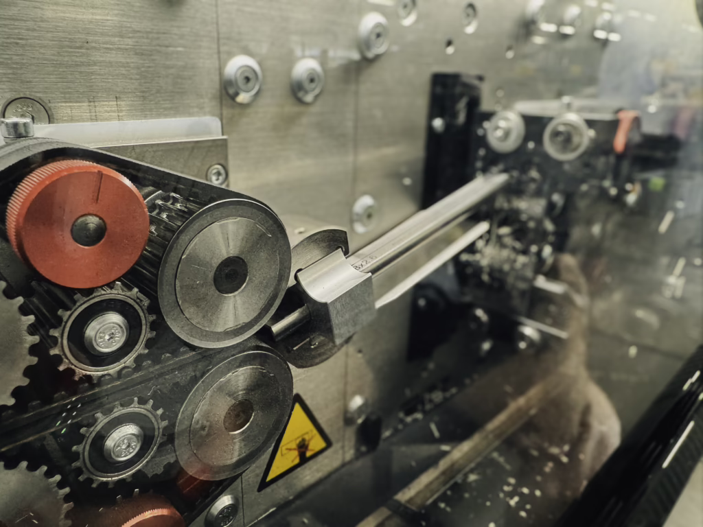 Automaty Komax i Schleuniger do cięcia i obróbki przewodów